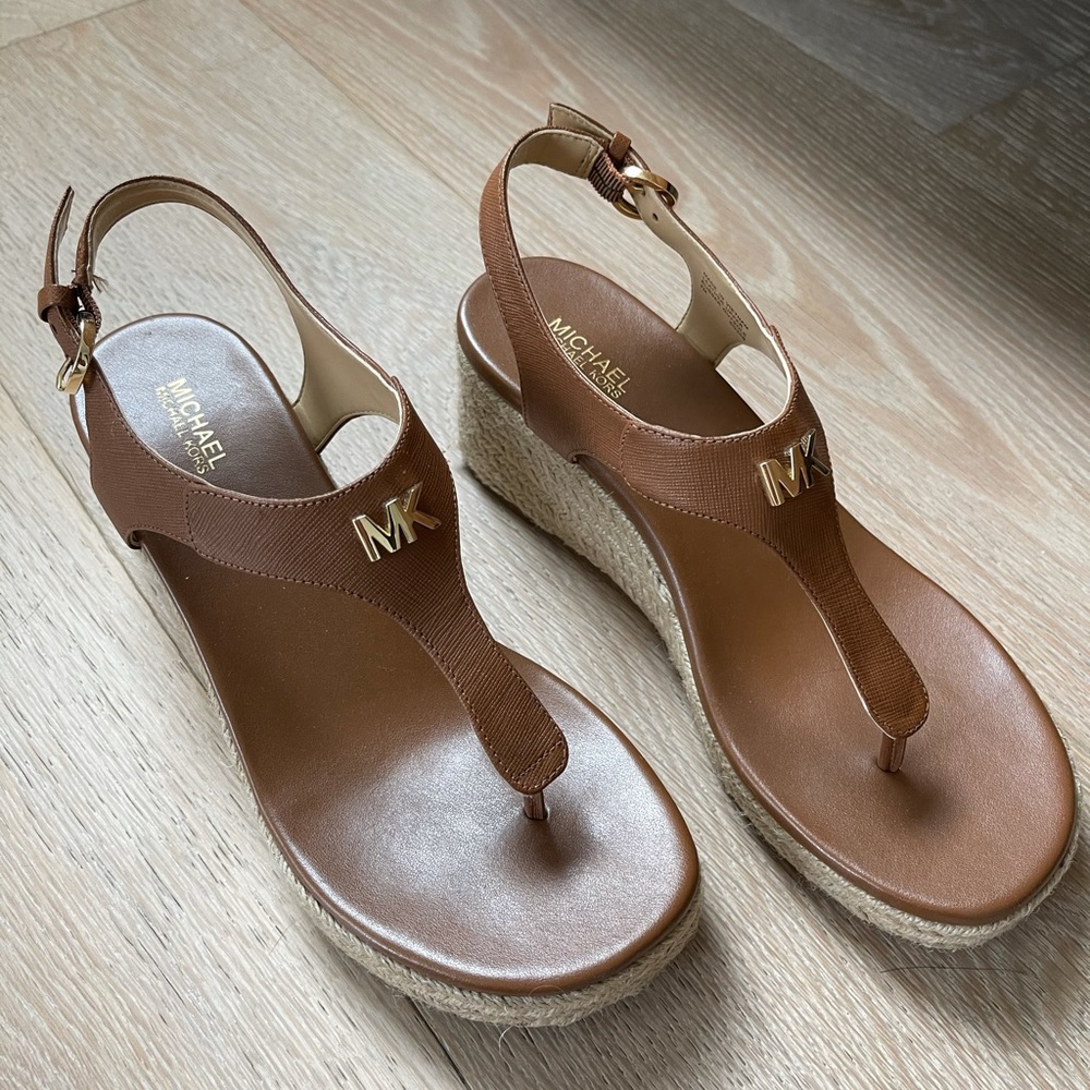 Michael Kors Leather Sandals in tan color